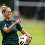 Désirée Grundbacher a du plaisir à arbitrer KEYSTONE/EPA/JEAN-CHRISTOPHE BOTT